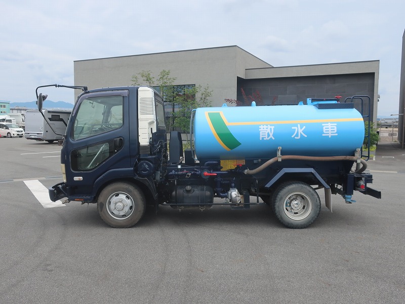 散水車