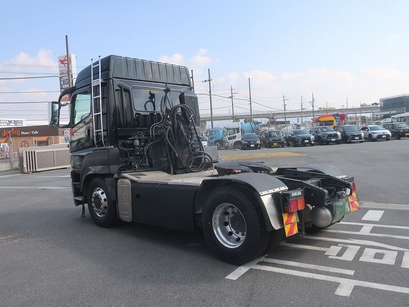 トラクタ　ハイルーフ
リアエアサス
ダンプ用油圧ポンプ付