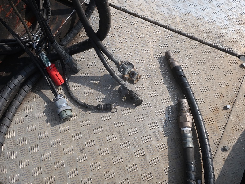 トラクタ　ハイルーフ
リアエアサス
ダンプ用油圧ポンプ付