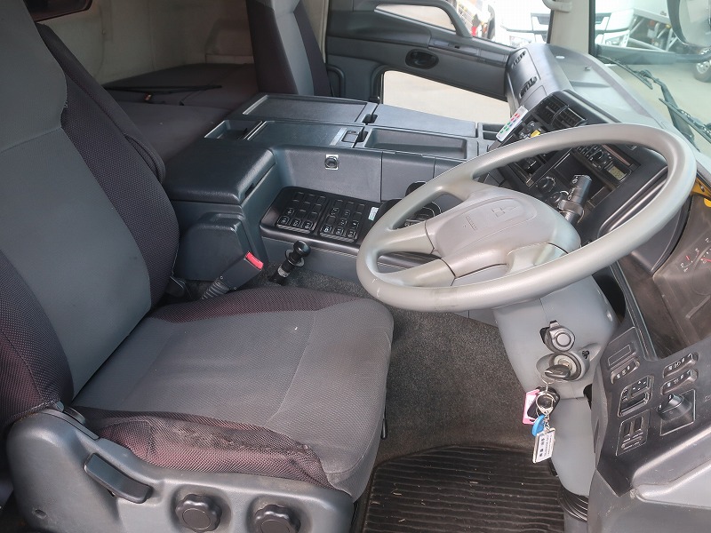 トラクタ　ハイルーフ
リアエアサス
ダンプ用油圧ポンプ付