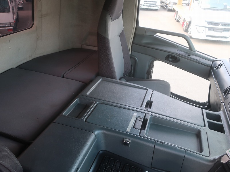 トラクタ　ハイルーフ
リアエアサス
ダンプ用油圧ポンプ付