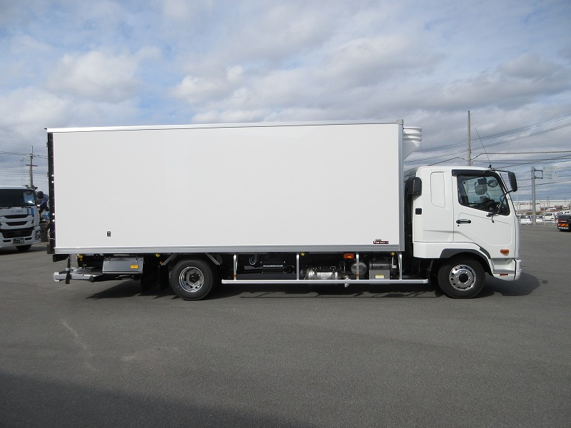 冷蔵冷凍車　リアエアサス
格納ゲート付　未使用車