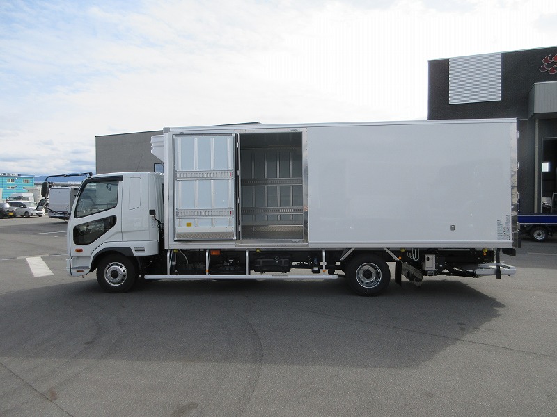 冷蔵冷凍車　リアエアサス
格納ゲート付　未使用車