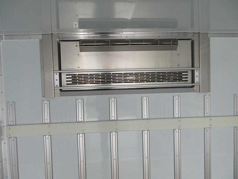 冷蔵冷凍車　リアエアサス
格納ゲート付　未使用車