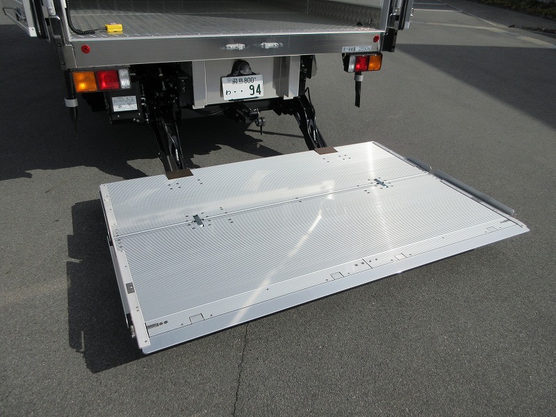 冷蔵冷凍車　リアエアサス
格納ゲート付　未使用車