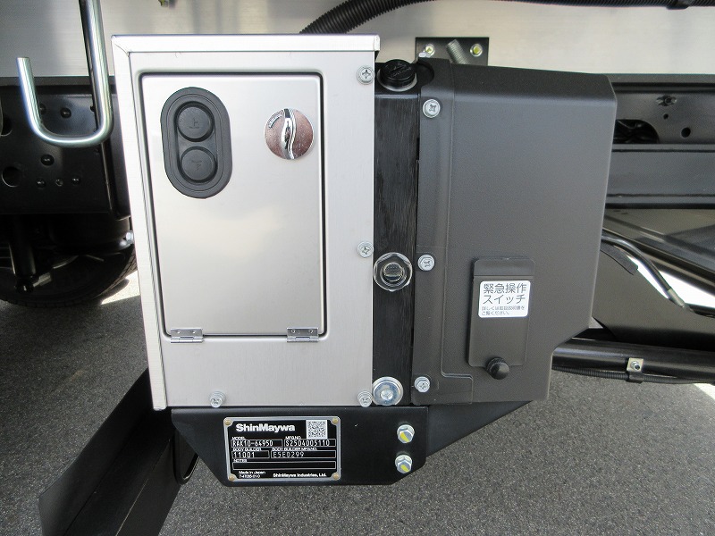 冷蔵冷凍車　リアエアサス
格納ゲート付　未使用車