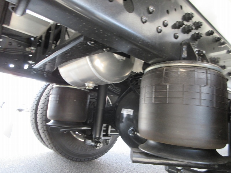 冷蔵冷凍車　リアエアサス
格納ゲート付　未使用車