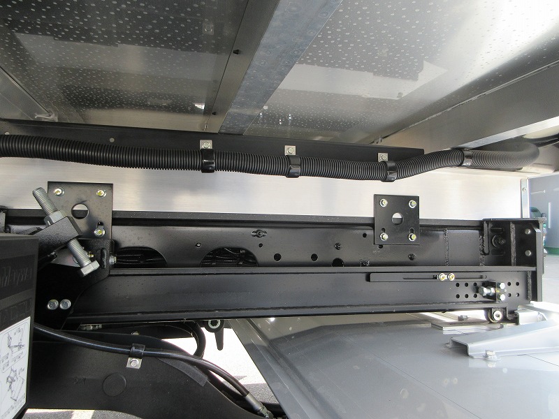 冷蔵冷凍車　リアエアサス
格納ゲート付　未使用車