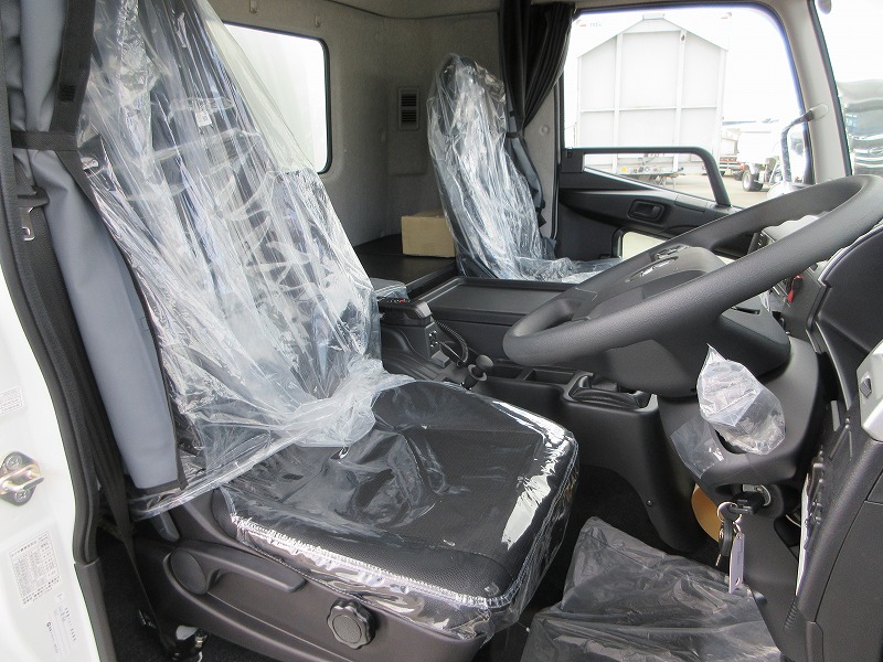 冷蔵冷凍車　リアエアサス
格納ゲート付　未使用車