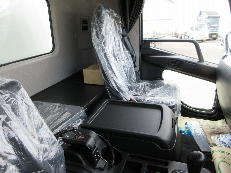 冷蔵冷凍車　リアエアサス
格納ゲート付　未使用車