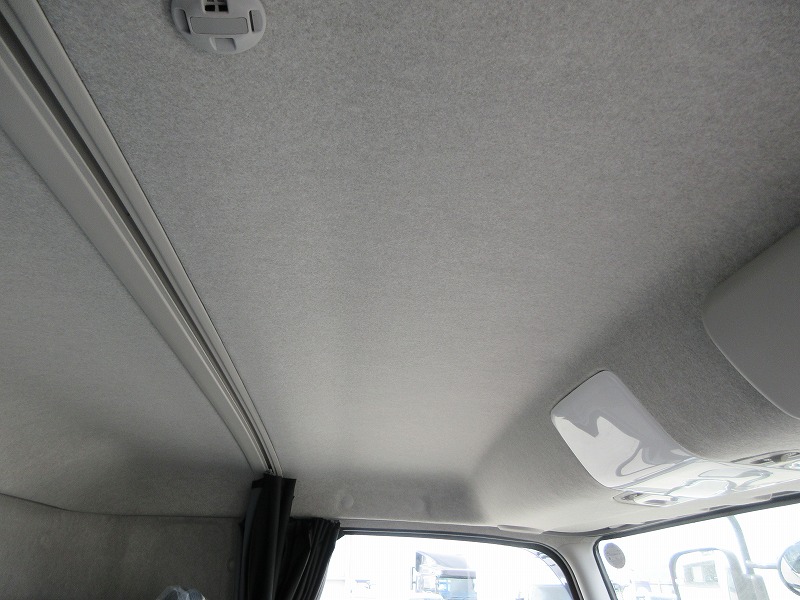 冷蔵冷凍車　リアエアサス
格納ゲート付　未使用車