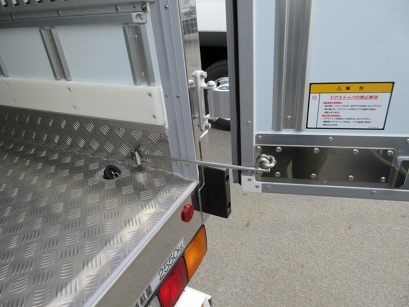 冷蔵冷凍車　リアエアサス
格納ゲート付　未使用車