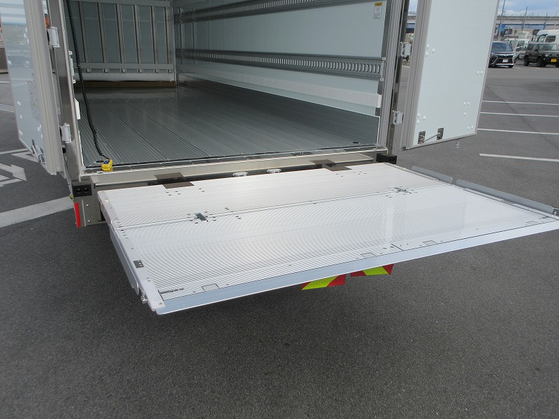 冷蔵冷凍車　リアエアサス
格納ゲート付　未使用車