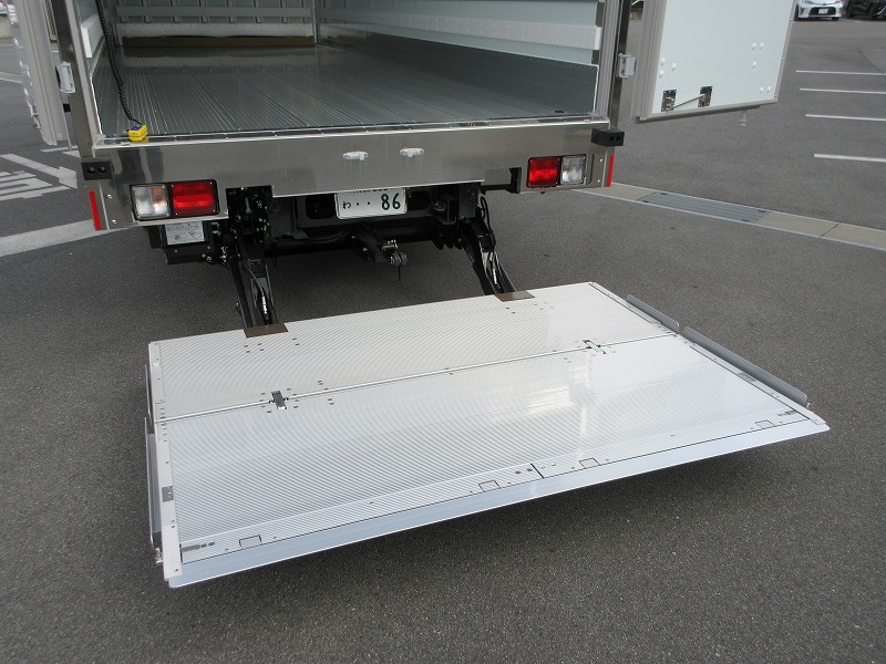 冷蔵冷凍車　リアエアサス
格納ゲート付　未使用車