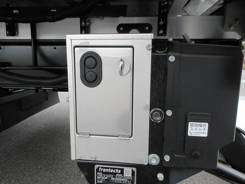 冷蔵冷凍車　リアエアサス
格納ゲート付　未使用車