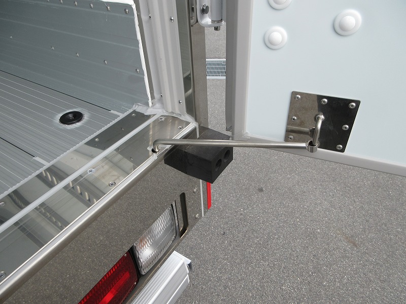 冷蔵冷凍車　リアエアサス
格納ゲート付　未使用車