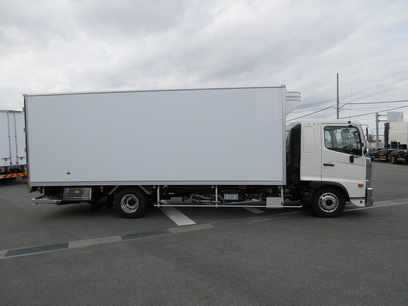 冷蔵冷凍車　リアエアサス
格納ゲート付　未使用車