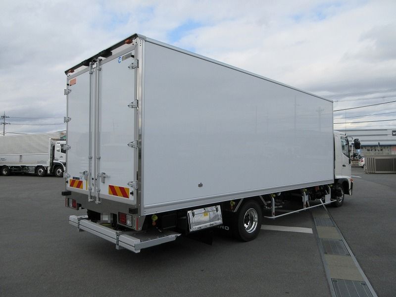 冷蔵冷凍車　リアエアサス
格納ゲート付　未使用車