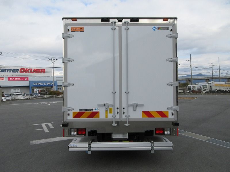 冷蔵冷凍車　リアエアサス
格納ゲート付　未使用車