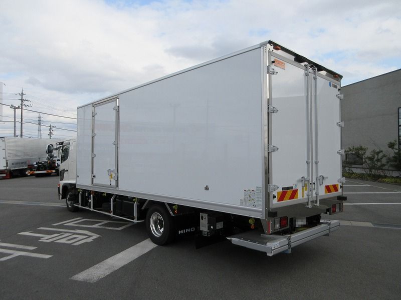 冷蔵冷凍車　リアエアサス
格納ゲート付　未使用車