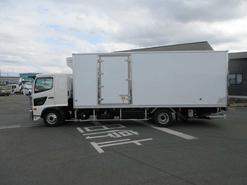 冷蔵冷凍車　リアエアサス
格納ゲート付　未使用車