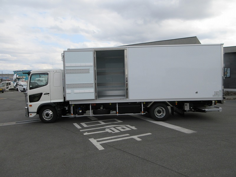 冷蔵冷凍車　リアエアサス
格納ゲート付　未使用車