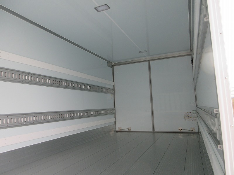 冷蔵冷凍車　リアエアサス
格納ゲート付　未使用車