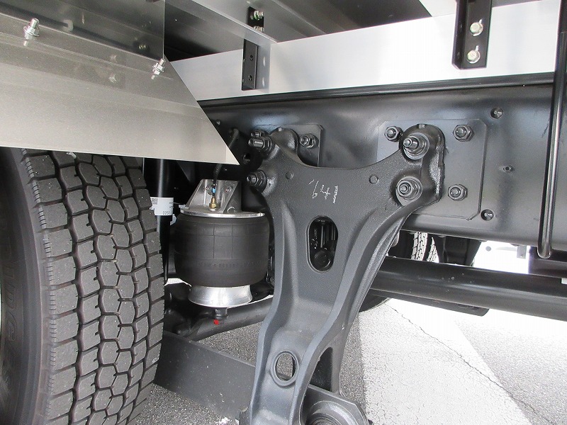 冷蔵冷凍車　リアエアサス
格納ゲート付　未使用車