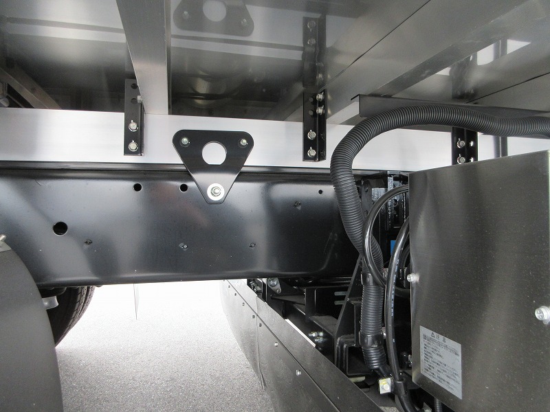 冷蔵冷凍車　リアエアサス
格納ゲート付　未使用車