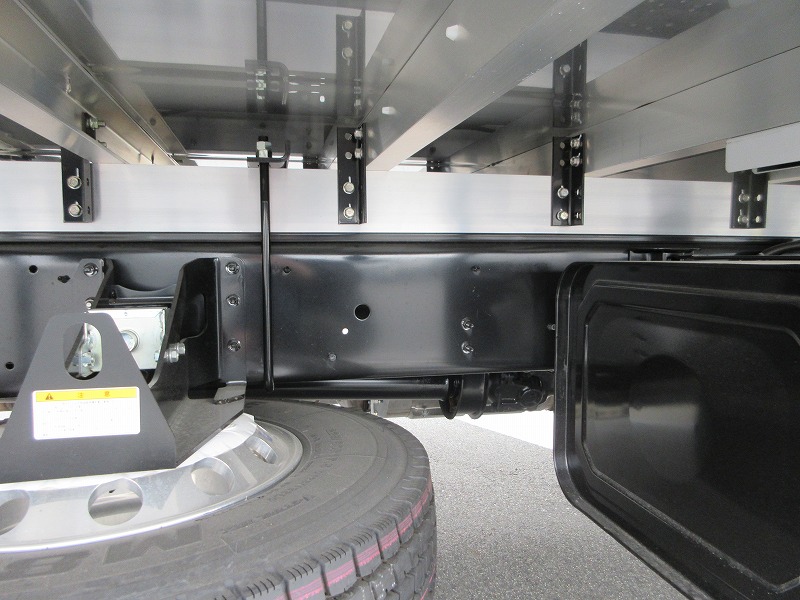 冷蔵冷凍車　リアエアサス
格納ゲート付　未使用車