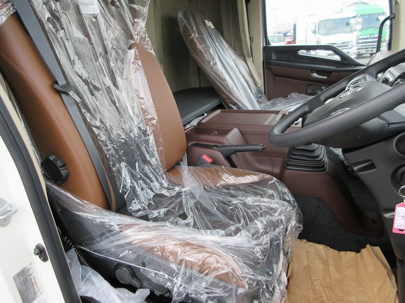 冷蔵冷凍車　リアエアサス
格納ゲート付　未使用車