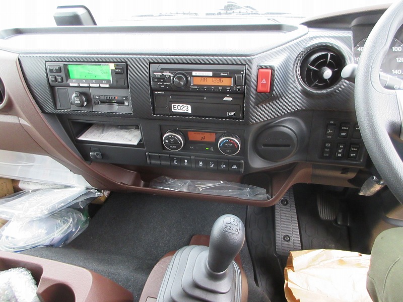 冷蔵冷凍車　リアエアサス
格納ゲート付　未使用車