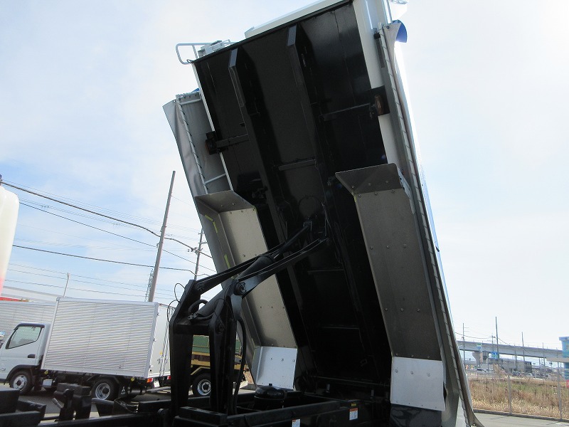 ダンプ　未使用車