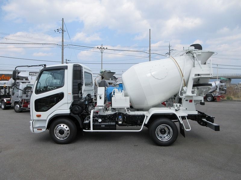 ミキサー車　高機能パッケージ
未使用車