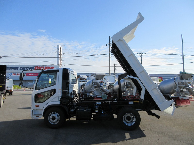 ダンプ　ベッドレス
高機能パッケージ　未使用車
