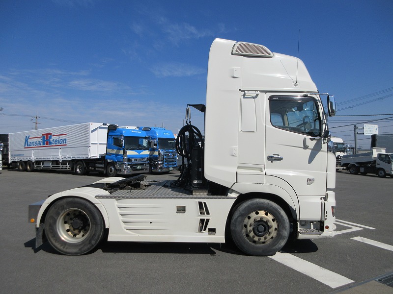 トラクタ　ハイルーフ
リアエアサス
ダンプ用油圧ポンプ付