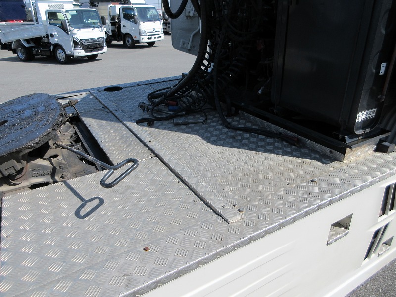 トラクタ　ハイルーフ
リアエアサス
ダンプ用油圧ポンプ付