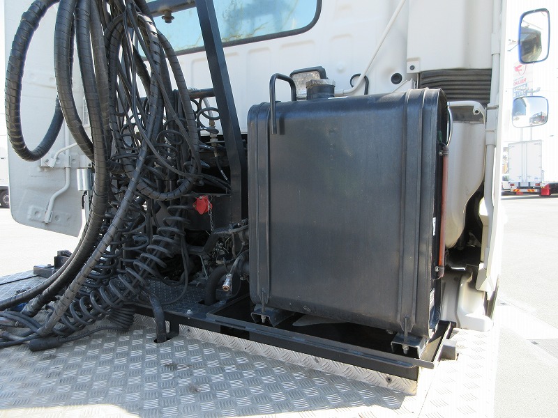 トラクタ　ハイルーフ
リアエアサス
ダンプ用油圧ポンプ付