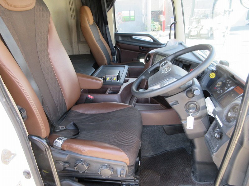 トラクタ　ハイルーフ
リアエアサス
ダンプ用油圧ポンプ付