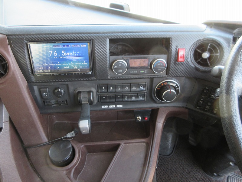 トラクタ　ハイルーフ
リアエアサス
ダンプ用油圧ポンプ付