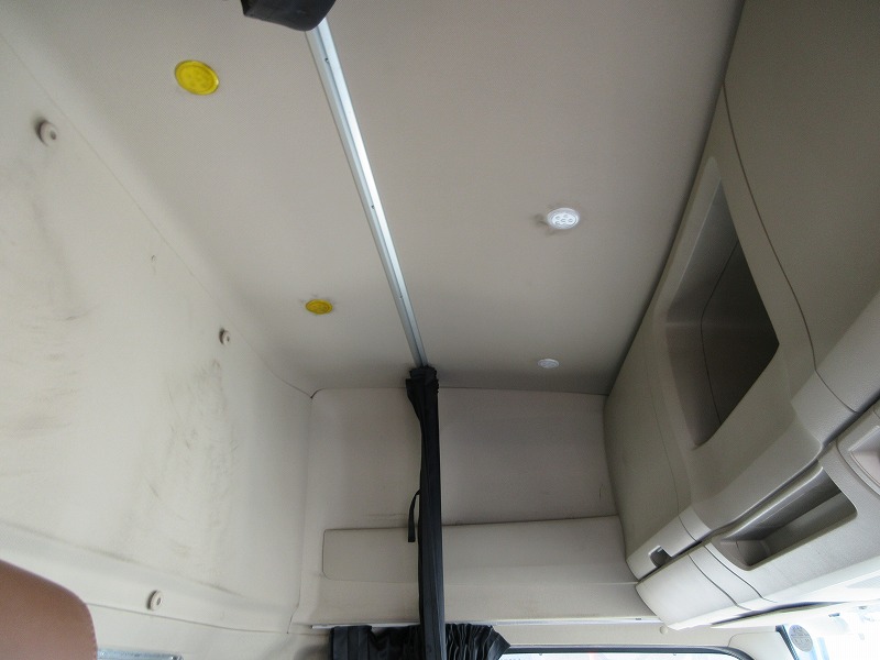 トラクタ　ハイルーフ
リアエアサス
ダンプ用油圧ポンプ付