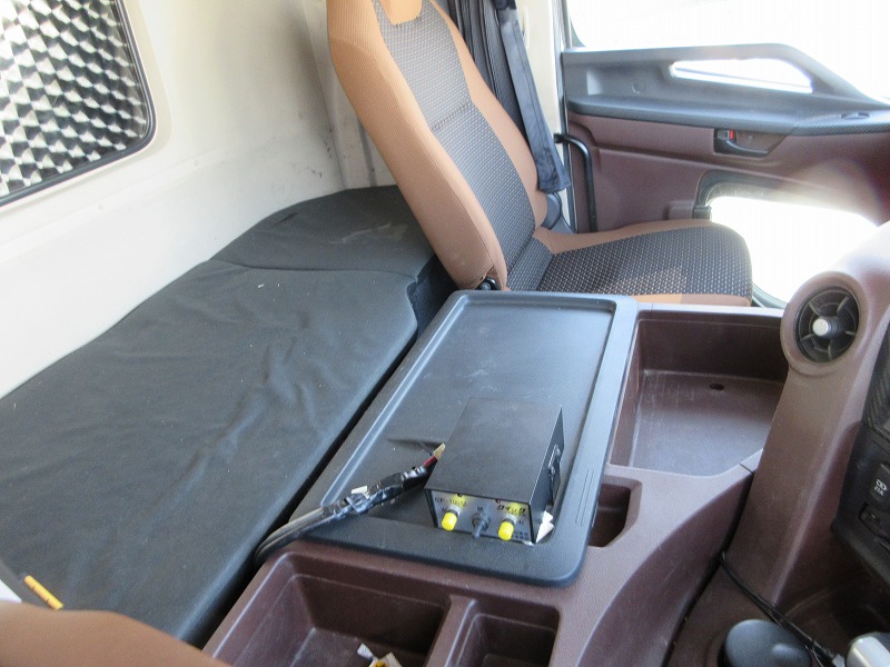 トラクタ　ハイルーフ
リアエアサス
ダンプ用油圧ポンプ付