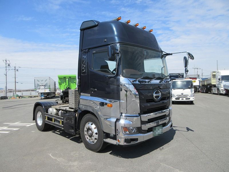 トラクタ　ハイルーフ
リアエアサス
ウォーキングフロア用油圧ポンプ付