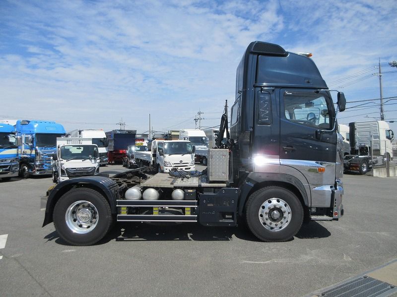 トラクタ　ハイルーフ
リアエアサス
ウォーキングフロア用油圧ポンプ付