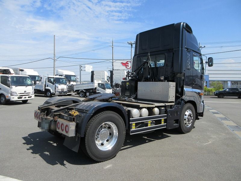 トラクタ　ハイルーフ
リアエアサス
ウォーキングフロア用油圧ポンプ付