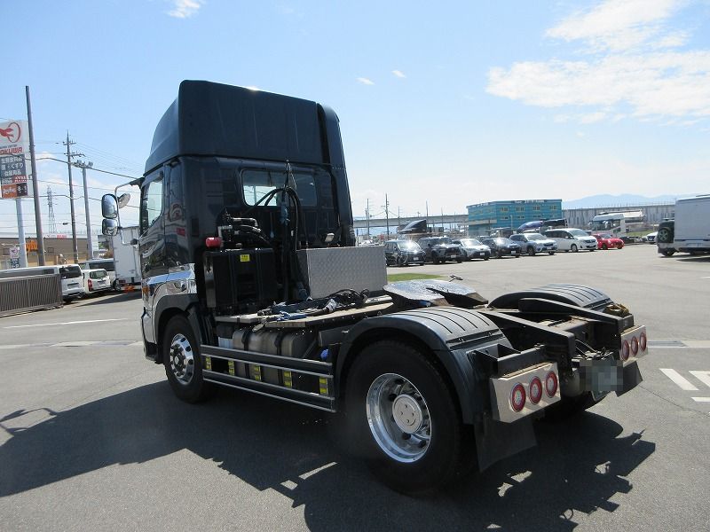 トラクタ　ハイルーフ
リアエアサス
ウォーキングフロア用油圧ポンプ付