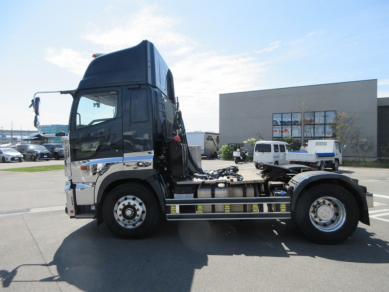 トラクタ　ハイルーフ
リアエアサス
ウォーキングフロア用油圧ポンプ付