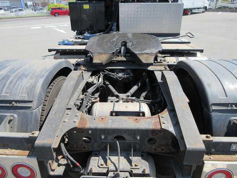 トラクタ　ハイルーフ
リアエアサス
ウォーキングフロア用油圧ポンプ付