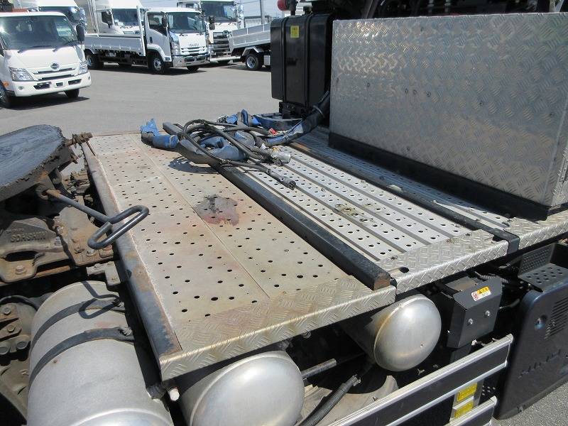 トラクタ　ハイルーフ
リアエアサス
ウォーキングフロア用油圧ポンプ付