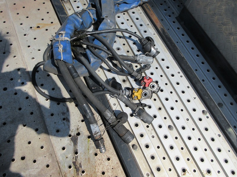 トラクタ　ハイルーフ
リアエアサス
ウォーキングフロア用油圧ポンプ付